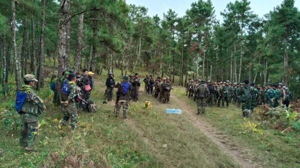 (ချင်းဒေသကာကွယ်ရေးတပ် (CDF-Hakha)မှ ရဲဘော်များနှင့် စစ်​သုံ့ပန်းများအား တွေ့ရစဉ်။ ဓာတ်ပုံ - CDFဟားခါး)