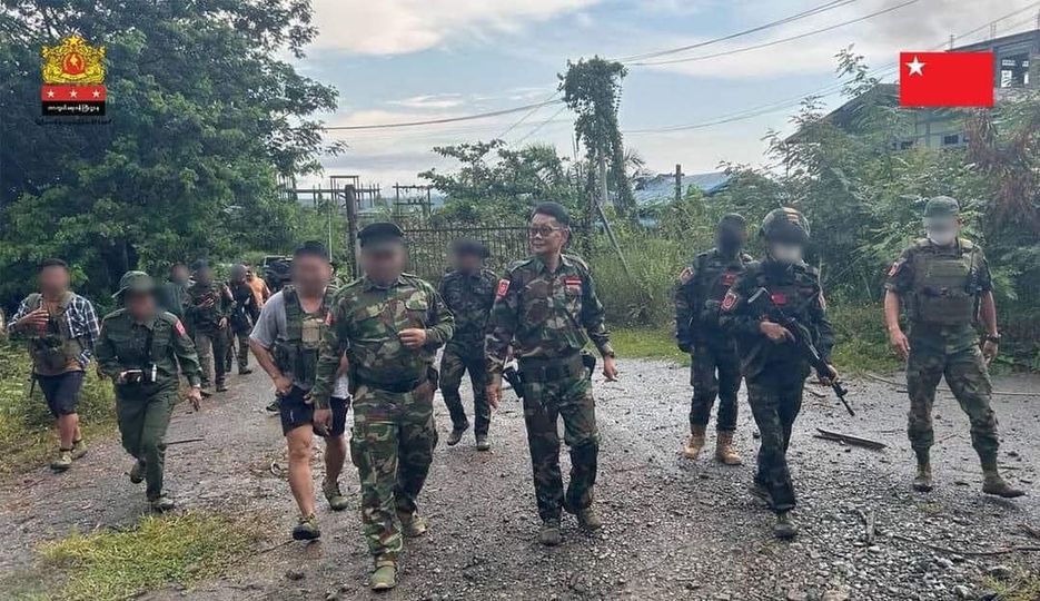 (NUG ကာကွယ်​ရေးဝန်ကြီး ဦးရည်မွန်နှင့် PDF ရဲဘော်များ သိမ်းပိုက်ထား​သော စစ်ကိုင်းတိုင်း၊ ပင်လည်ဘူးမြို့ကို သွား​ရောက်စဥ်။ဓာတ်ပုံ - NUG-MOD)