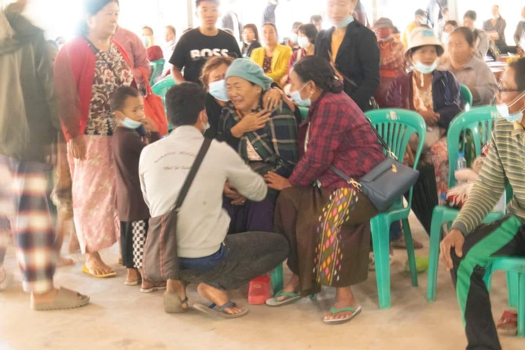 သေဆုံးသူများ၏မိသားစုဝင်များဝမ်းနည်းပူဆွေးစွာငိုကြွေးစဥ်