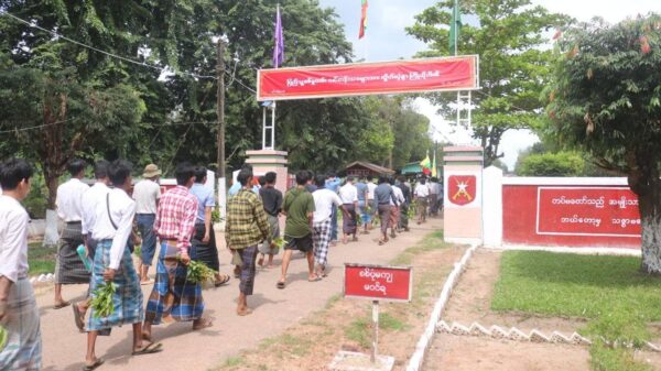 (အဓမ္မစစ်မှုထမ်းရန် ခေါ်ဆောင်ခံရသည့်လူငယ်များအား အောက်တိုဘာအတွင်းက တွေ့ရစဥ်။ဓာတ်ပုံ-စကစ)