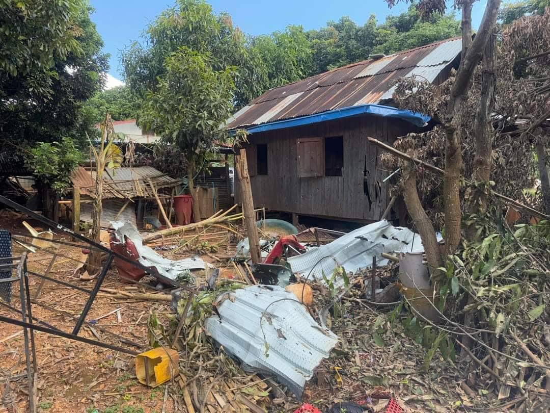 (ဖယ်ခုံ-ပင်လောင်းနယ်စပ်ရှိကျေးရွာများကို စစ်ကောင်စီတပ် ဖျက်ဆီးထားသည်ကိုတွေ့ရစဥ်။ ဓာတ်ပုံ KNDF)