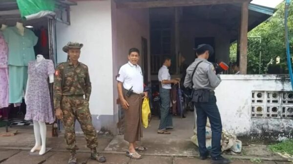 (စစ်ကောင်စီက သန်းခေါင်စာရင်းကောက်ယူရာတွင် စစ်သားများ၊ရဲများ၊ပျူ စောထီးများပါ ခေါ်လာ ကြောင်း ဒေသအချို့မှပြည်သူများက ပြောသည်။ ဓာတ်ပုံ-CJ)