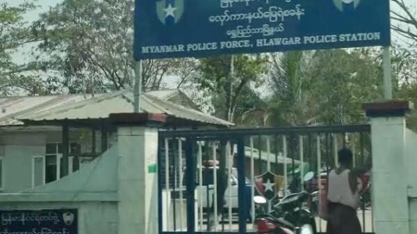 (ဗုံးပေါက်ကွဲမှု ဖြစ်ပွားခဲ့သည့် ရွှေပြည်သာမြို့နယ် လှော်ကားနယ်မြေ ရဲစခန်းကို တွေ့ရစဥ်။ ဓာတ်ပုံ - CJ)