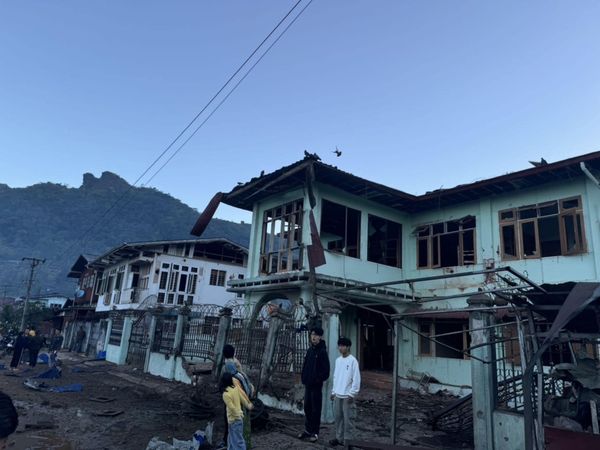 (မိုးကုတ်မြို့အား စစ်ကောင်စီလေကြောင်းတိုက်ခိုက်ခံရအပြီး​နေအိမ်အ​ဆောက်အအုံများပျက်စီး​နေသည်ကို တွေ့ရစဉ်။ ဓာတ်ပုံ - CJ)