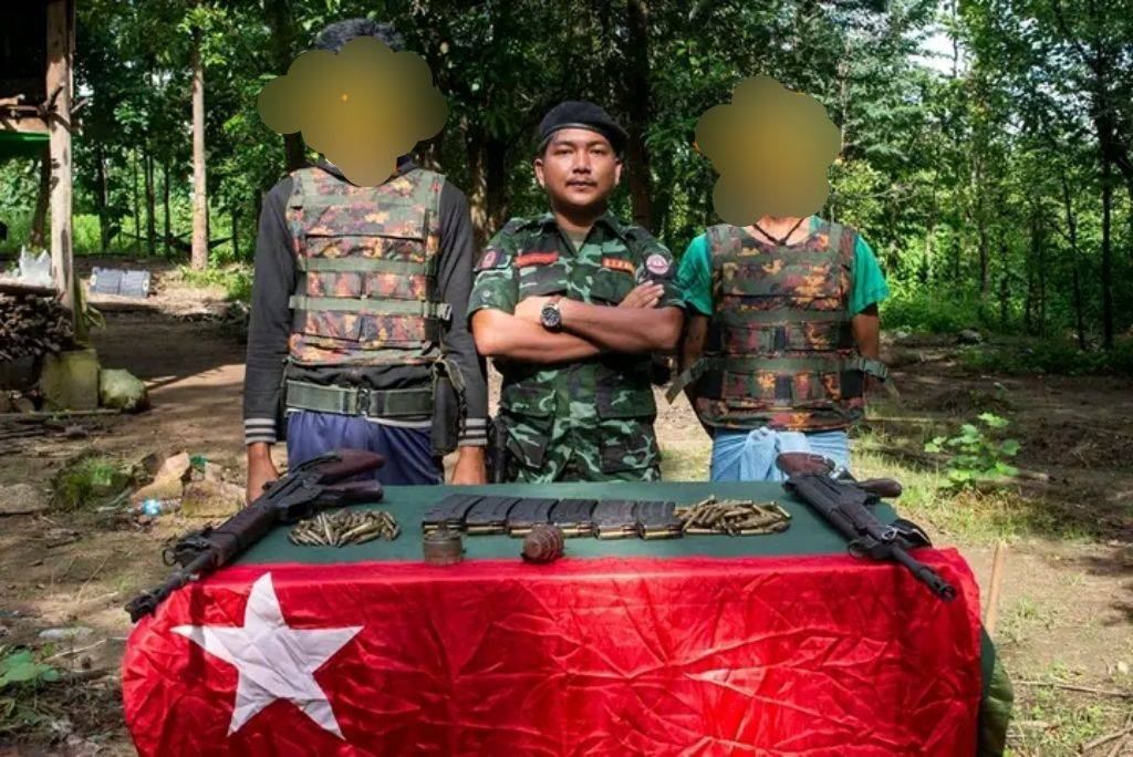 (အလင်းဝင်စစ်ကောင်စီတပ်သား ၂ ဦးအား တွေ့ရစဥ်။ဓာတ်ပုံ - ကြိုးကြာနီ)