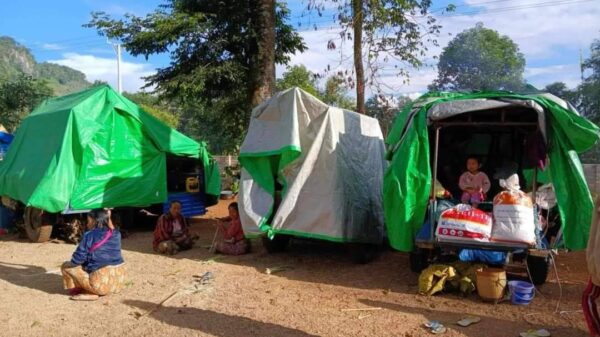 (ပင်လောင်း - ဖယ်ခုံမြို့နယ်စပ်၌ တွေ့ရသော စစ်ရှောင်ပြည်သူများ။ ဓာတ်ပုံ - CJ)