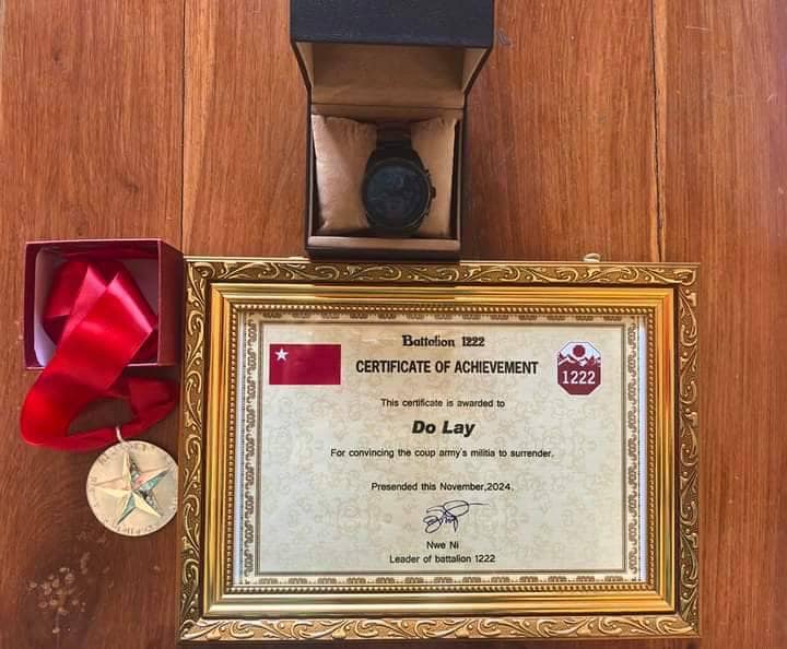 (တပ်ရင်းမှူးဒိုလေးအား စစ်ရေးဗျူဟာထူးချွန်ဆုပေးအပ်သည့် အခမ်းအနား ကျင်းပနေစဥ်။ဓာတ်ပုံ - U Pyay)