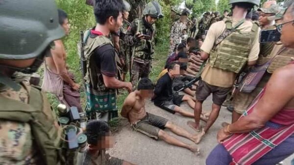 (ဘုတလင်မြို့နယ် တိုက်ပွဲအတွင်း ဖမ်းမိထားသည့် စစ်သုံ့ပန်းများကို ၂၀၂၄ စက်တင်ဘာ ၃၀ ရက်က တွေ့ရစဥ်။ ဓာတ်ပုံ - ထူးခန့်ဇော်)