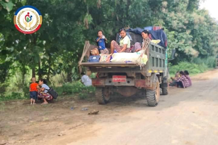 (ပုလဲမြို့နယ်မှ စစ်ဘေးရှောင်ပြည်သူများအား တွေ့ရစဥ်။ဓာတ်ပုံ - စစ်ကိုင်းပြည်သူဖေးမကူကွန်ရက်)