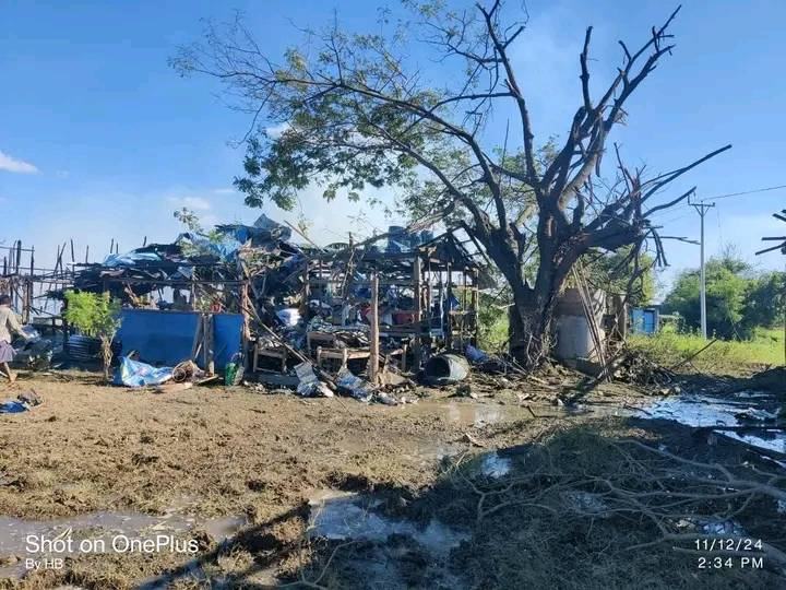 (မကျည်းဘုတ်ကျေးရွာအနီး စစ်တပ်ကလေကြောင်းတိုက်ခိုက်ခဲ့ပြီးနောက် ပျက်စီးသွားသောအဆောက်အအုံတခုအား တွေ့ရစဥ်။ဓာတ်ပုံ - ကိုတိုက်ဂါး-မြောင်)