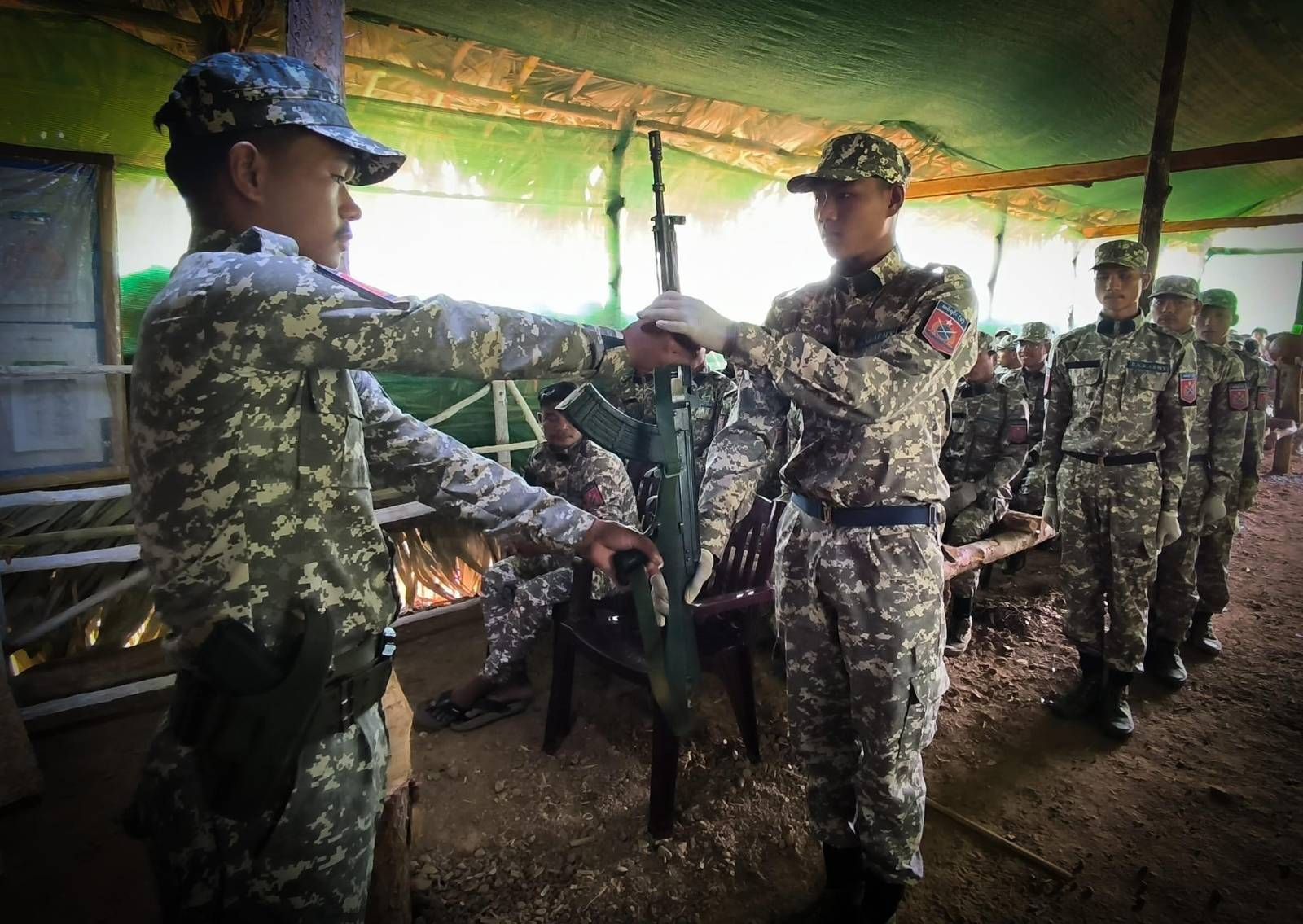 (ဗမာအမျိုးသားတော်လှန်ရေးတပ်မတော် (BNRA)မှ ရဲဘော်များအား တွေ့ရစဉ်။ ဓာတ်ပုံ - BNRA)