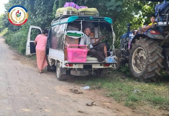 (ပုလဲမြို့နယ်မှ စစ်ဘေးရှောင်ပြည်သူများအား တွေ့ရစဥ်။ဓာတ်ပုံ - စစ်ကိုင်းပြည်သူဖေးမကူကွန်ရက်)