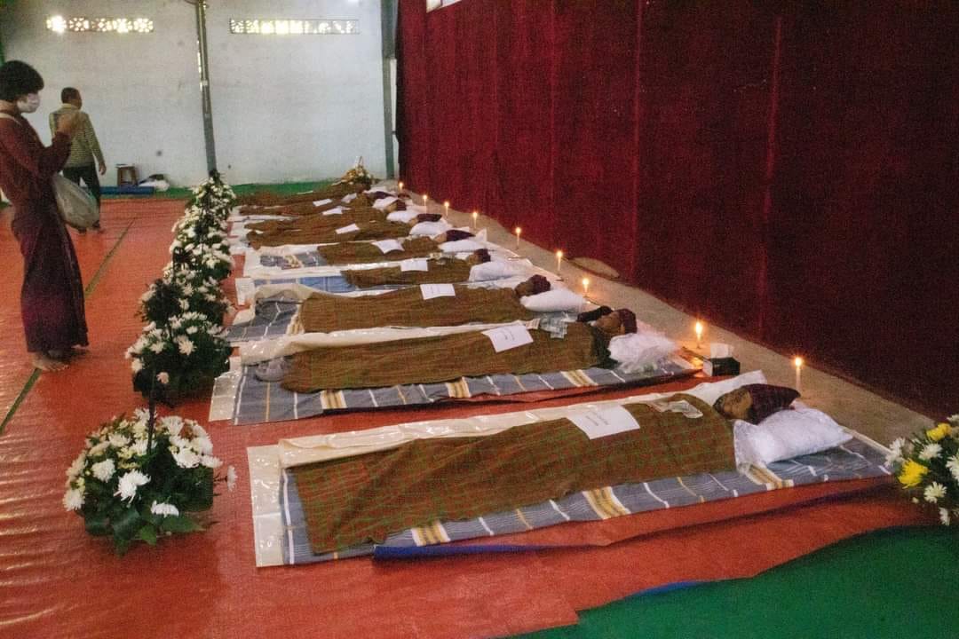 ကချင်ပြည်နယ်မိုးမောက်မြို့နယ်ကကုန်းလောရွာရှိ KBC ဘုရား​ကျောင်းကို စစ်​ကောင်စီကဗုံးကြဲ၍က​လေးငယ် ၇ ဦးအပါအဝင် စစ်​ရှောင်ပြည်သူ ၉ ဦး၏ ရုပ်အ​လောင်းများကို နိုဝင်ဘာ ၁၆ ရက်က​တွေ့ရစဥ်