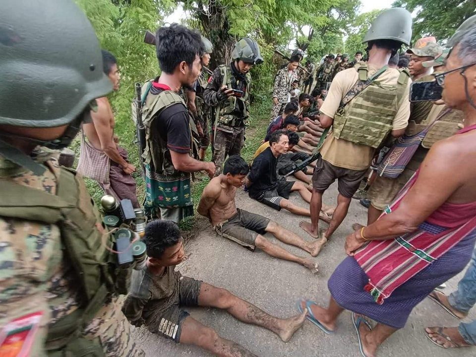 (ဘုတလင်မြို့နယ် တိုက်ပွဲအတွင်း ဖမ်းမိထားသည့် စစ်သုံ့ပန်းများကို ၂၀၂၄ စက်တင်ဘာ ၃၀ ရက်က တွေ့ရစဥ်။ ဓာတ်ပုံ - ထူးခန့်ဇော်)