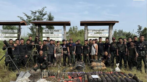 (ကရင်ပြည်နယ် မြ၀တီမြို့နယ် လေးကေ့ကော်ရှိ စွယ်တော်ကုန်းအမြောက်တပ်မှ သိမ်းရသော လက်နက်ကြီး၊ လက်နက်ငယ်များနှင့် တော်လှန်ရေးရဲဘော်များ။ ဓာတ်ပုံ - ကော်ဘရာ)