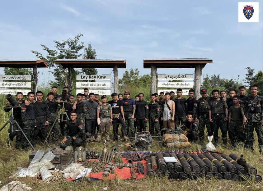 (ကရင်ပြည်နယ် မြ၀တီမြို့နယ် လေးကေ့ကော်ရှိ စွယ်တော်ကုန်းအမြောက်တပ်မှ သိမ်းရသော လက်နက်ကြီး၊ လက်နက်ငယ်များနှင့် တော်လှန်ရေးရဲဘော်များ။ ဓာတ်ပုံ - ကော်ဘရာ)