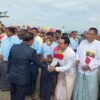 (ဓာတ်ပုံ - အကြမ်းဖက်စစ်ခေါင်းဆောင် မင်းအောင်လှိုင်ကို သွားရောက်ကြိုဆိုနေသည့် ရန်အောင်အား တွေ့ရစဉ်)