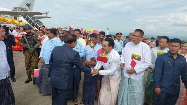 (ဓာတ်ပုံ - အကြမ်းဖက်စစ်ခေါင်းဆောင် မင်းအောင်လှိုင်ကို သွားရောက်ကြိုဆိုနေသည့် ရန်အောင်အား တွေ့ရစဉ်)