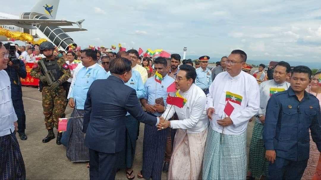 (ဓာတ်ပုံ - အကြမ်းဖက်စစ်ခေါင်းဆောင် မင်းအောင်လှိုင်ကို သွားရောက်ကြိုဆိုနေသည့် ရန်အောင်အား တွေ့ရစဉ်)