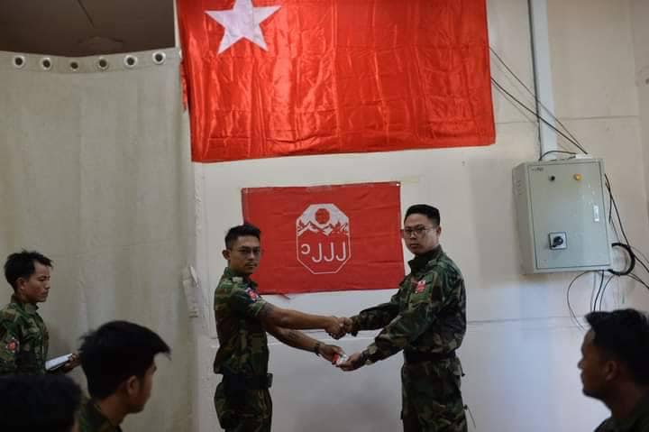 (တပ်ရင်းမှူးဒိုလေးအား စစ်ရေးဗျူဟာထူးချွန်ဆုပေးအပ်သည့် အခမ်းအနား ကျင်းပနေစဥ်။ဓာတ်ပုံ - U Pyay)