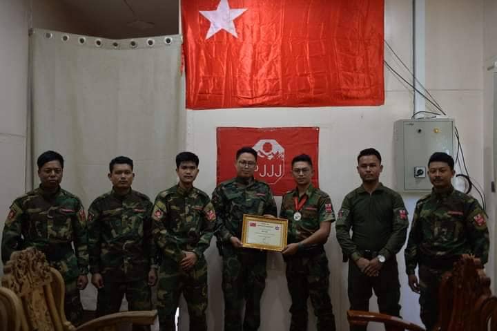 (တပ်ရင်းမှူးဒိုလေးအား စစ်ရေးဗျူဟာထူးချွန်ဆုပေးအပ်သည့် အခမ်းအနား ကျင်းပနေစဥ်။ဓာတ်ပုံ - U Pyay)