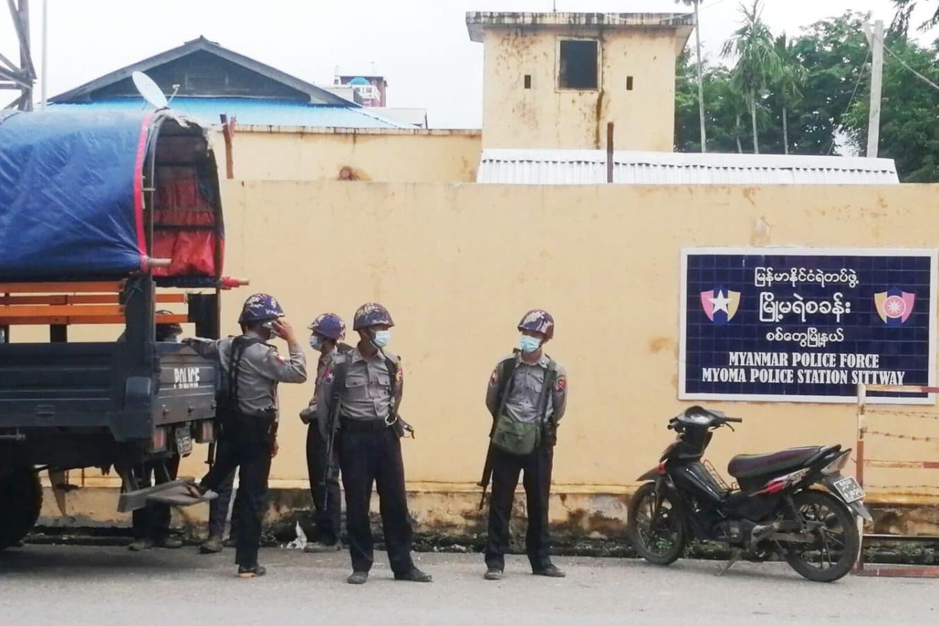 (စစ်တွေမြို့မရဲစခန်းရှေ့တွင် တွေ့ရသော စစ်ကောင်စီလက်ပါးစေ ရဲများ။ ဓာတ်ပုံ - WN)
