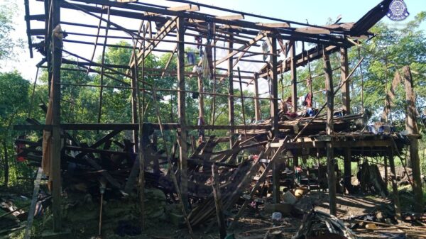 (ညောင်လေးပင်ခရိုင်တွင် စစ်ကောင်စီ၏ပစ်ခတ်မှုကြောင့် နေအိမ်တစ်လုံးပျက်စီးနေသည်ကို တွေ့ရစဉ်။ ဓာတ်ပုံ - KNU)