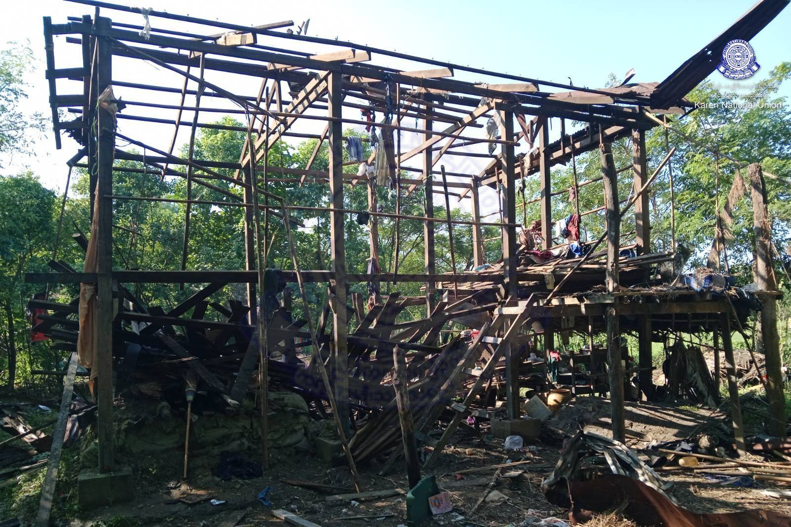 (ညောင်လေးပင်ခရိုင်တွင် စစ်ကောင်စီ၏ပစ်ခတ်မှုကြောင့် နေအိမ်တစ်လုံးပျက်စီးနေသည်ကို တွေ့ရစဉ်။ ဓာတ်ပုံ - KNU)