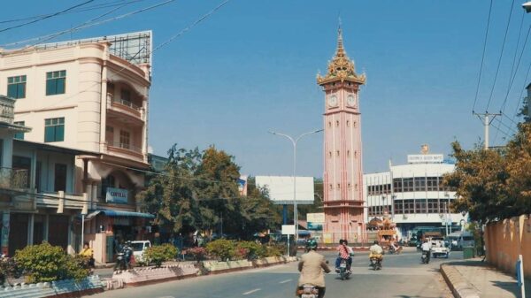 (မုံရွာမြို့လည်တနေရာအား တွေ့ရစဉ်။ ဓာတ်ပုံ - CJ)