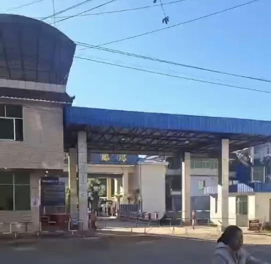 (KIAက နယ်စပ်ဂိတ်အချို့ကို အတားအဆီးများချထားသည်ကို တွေ့ရစဉ်။ ဓာတ်ပုံ - CJ)