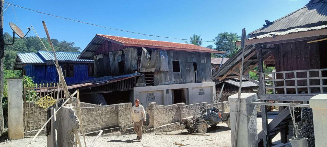(မိုင်းငေါ့မြို့ကို စစ်ကောင်စီ လေကြောင်းတိုက်ခိုက်၍ ပျက်စီးမှုများ။ ဓာတ်ပုံ - TNLA)