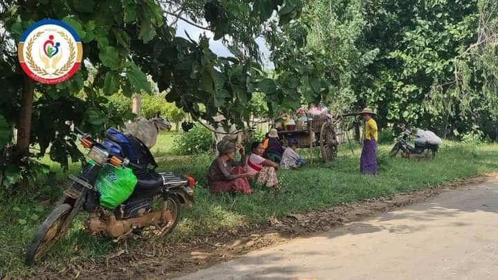 (ပုလဲမြို့နယ်မှ စစ်ဘေးရှောင်ပြည်သူများအား တွေ့ရစဥ်။ဓာတ်ပုံ - စစ်ကိုင်းပြည်သူဖေးမကူကွန်ရက်)