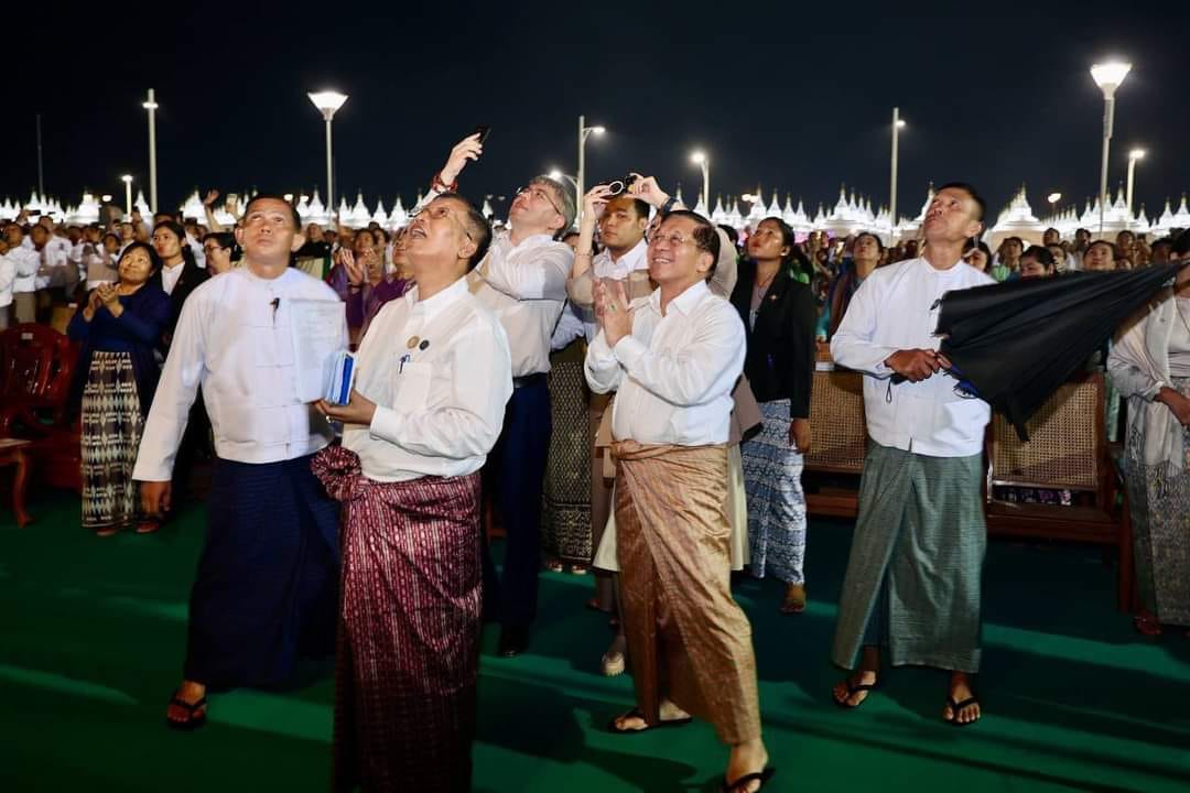 စစ်ကောင်စီက တန် ကုန်လောရွာဘုရားကျောင်းကိုဗုံးကြဲပြီးနာရီပိုင်းသာခြား၍ နေပြည်တော်၌ မီးပုံးလွှတ်တင်ပြီး အာဏာသိမ်းခေါင်းဆောင်လက်ခုပ်တီးအားပေးစဥ်
