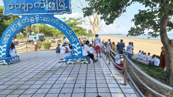 (​ကျောက်ဖြူ မြို့အဝင်ဆိုင်းဘုတ် နှင့် ၂၀၂၁ ​မေလတွင် အမှိုက်​ကောက်ပြီး ခတ္တအနားယူ​နေသူများကို​တွေ့ရစဥ်။ဓါတ်ပုံ- CJ)
