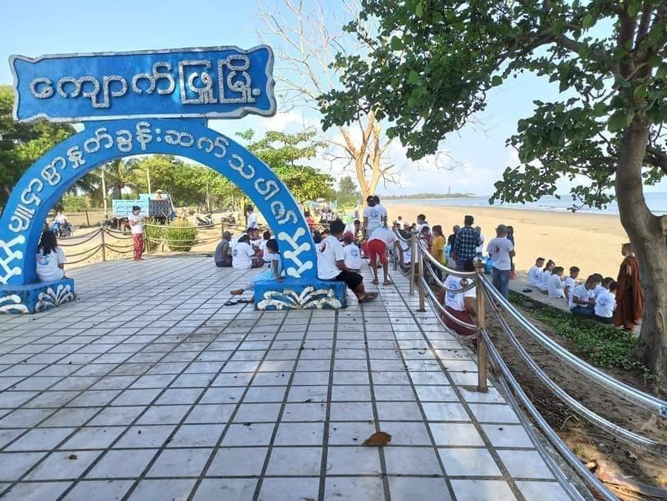 (​ကျောက်ဖြူ မြို့အဝင်ဆိုင်းဘုတ် နှင့် ၂၀၂၁ ​မေလတွင် အမှိုက်​ကောက်ပြီး ခတ္တအနားယူ​နေသူများကို​တွေ့ရစဥ်။ဓါတ်ပုံ- CJ)