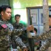 (ဗမာအမျိုးသားတော်လှန်ရေးတပ်မတော် (BNRA) ခေါင်းဆောင် ဗိုလ်နဂါးက အပတ်စဥ် - ၁ သင်တန်းဆင်းပွဲ၌ ရဲဘော်တစ်ဦးအား လက်နက်ပေးအပ်နေစဉ်။ ဓာတ်ပုံ - BNRA)