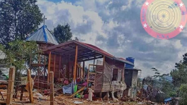 (လေကြောင်းမှ တိုက်ခိုက်ခံရအပြီး ဘန်ကောက်စစ်ရှောင်စခန်းကိုတွေ့ရစဥ်။ ဓာတ်ပုံ - KNA)