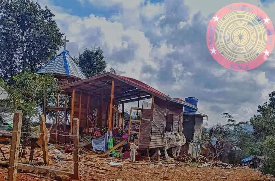 (လေကြောင်းမှ တိုက်ခိုက်ခံရအပြီး ဘန်ကောက်စစ်ရှောင်စခန်းကိုတွေ့ရစဥ်။ ဓာတ်ပုံ - KNA)