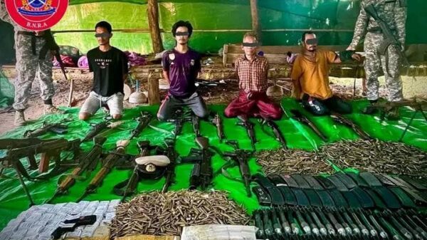 (ဖမ်းဆီးရမိသောသုံ့ပန်းများနှင့်လက်နက်ခဲယမ်းများအား တွေ့ရစဥ်။ဓာတ်ပုံ-BNRA)