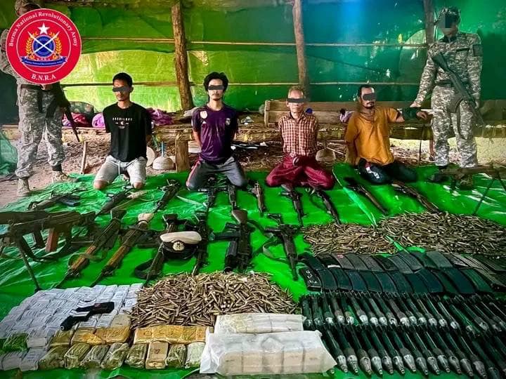 (ဖမ်းဆီးရမိသောသုံ့ပန်းများနှင့်လက်နက်ခဲယမ်းများအား တွေ့ရစဥ်။ဓာတ်ပုံ-BNRA)