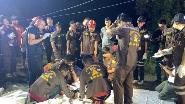 (ယာဥ်တိမ်းမှောက်မှု ဖြစ်ပွားတဲ့​နေရာ နဲ့ ထိုင်းရဲတပ်ဖွဲ့ဝင်​တွေကို ​တွေ့ရစဥ်။ဓါတ်ပုံ-Khaosod English)