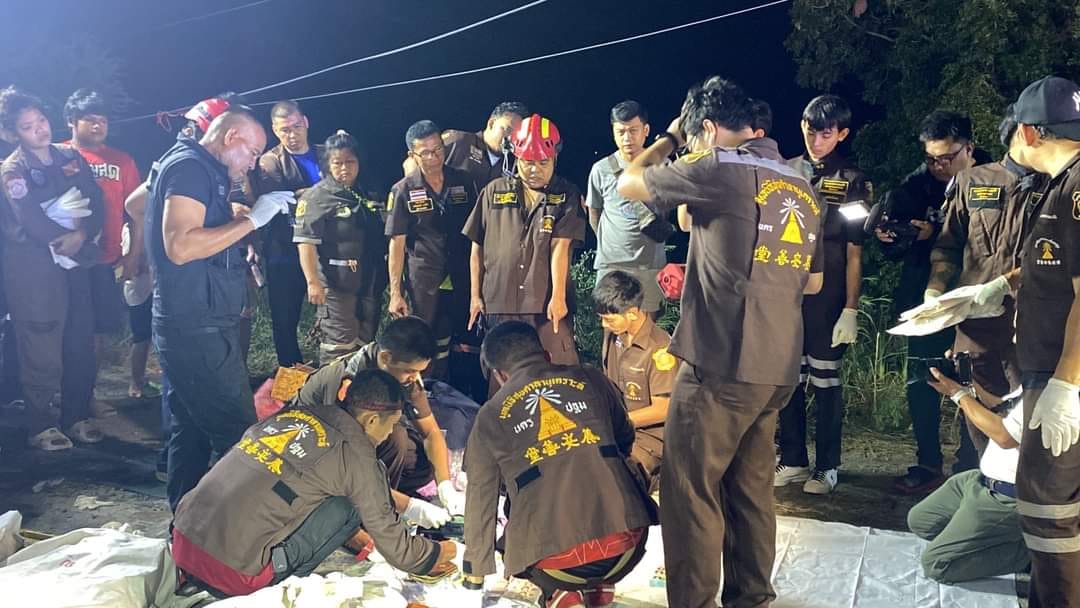 (ယာဥ်တိမ်းမှောက်မှု ဖြစ်ပွားတဲ့​နေရာ နဲ့ ထိုင်းရဲတပ်ဖွဲ့ဝင်​တွေကို ​တွေ့ရစဥ်။ဓါတ်ပုံ-Khaosod English)