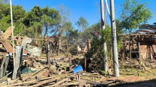 (လေကြောင်းတိုက်ခိုက်ခံရပြီးနောက် ပျက်စီးသွားသော နေအိမ်များအား တွေ့ရစဥ်။ဓာတ်ပုံ - CJ)