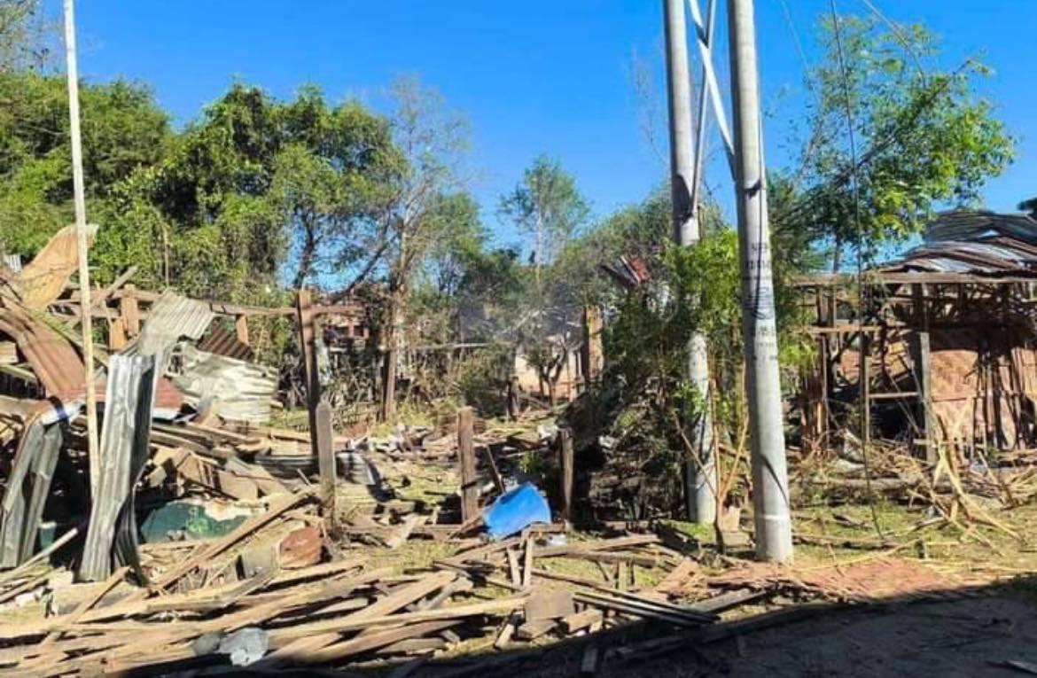 (လေကြောင်းတိုက်ခိုက်ခံရပြီးနောက် ပျက်စီးသွားသော နေအိမ်များအား တွေ့ရစဥ်။ဓာတ်ပုံ - CJ)