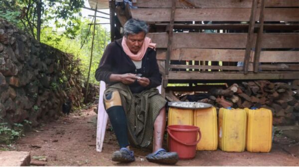 (ကရင်နီပြည်နယ်မှ ​တောင်သူတဦးဖြစ်​သော ဦးလှဟန် ​မြေမြှပ်မိုင်း​ကြောင့် ​ခြေတဖက်ဆုံးရှုံးခဲ့သည်။ ​မြေမြှပ်မိုင်း​ကြောင့်​သေဆုံးထိခိုက်မှုအ​ခြေအ​နေပြ အင်ဖိုဂရပ်။ ဓါတ်ပုံ-AFP)