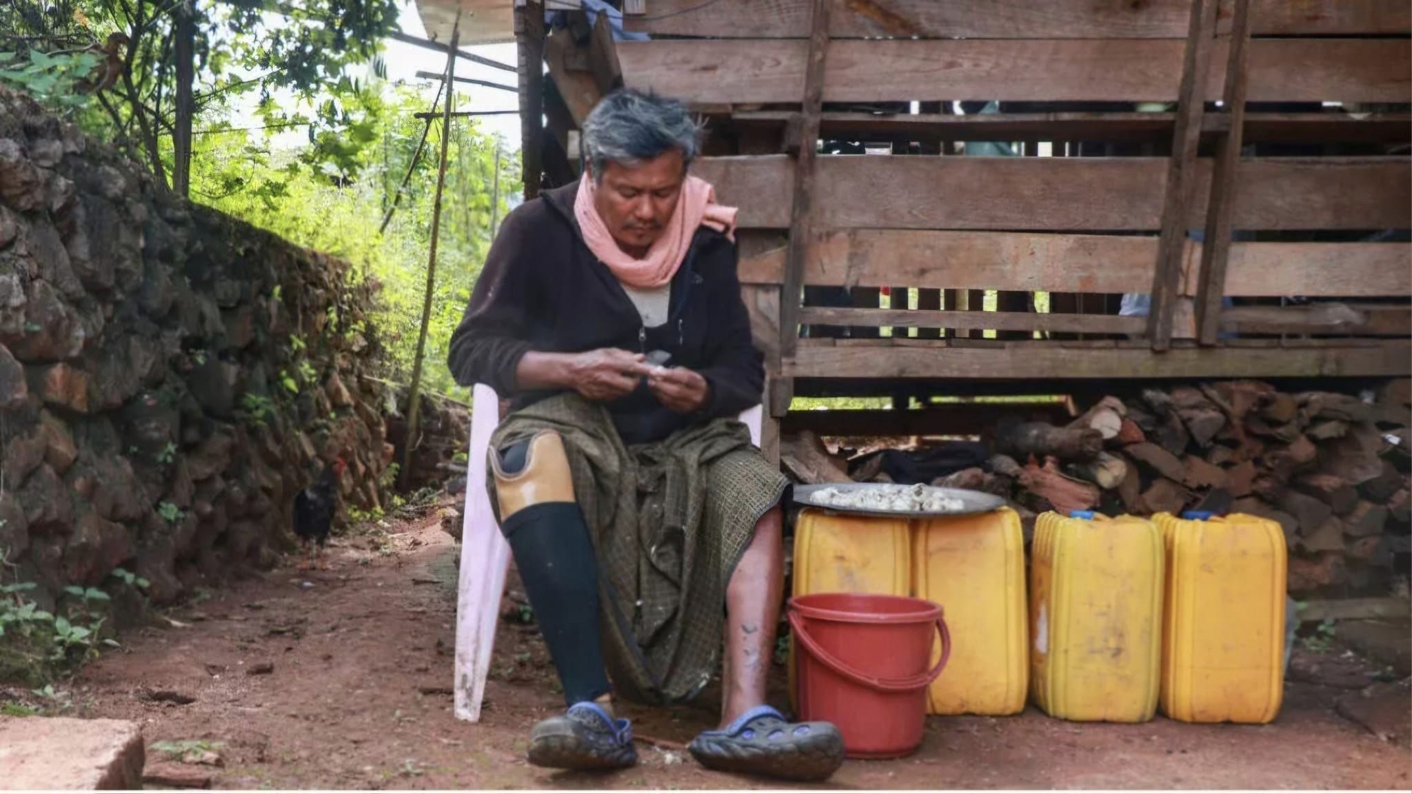 (ကရင်နီပြည်နယ်မှ ​တောင်သူတဦးဖြစ်​သော ဦးလှဟန် ​မြေမြှပ်မိုင်း​ကြောင့် ​ခြေတဖက်ဆုံးရှုံးခဲ့သည်။ ​မြေမြှပ်မိုင်း​ကြောင့်​သေဆုံးထိခိုက်မှုအ​ခြေအ​နေပြ အင်ဖိုဂရပ်။ ဓါတ်ပုံ-AFP)