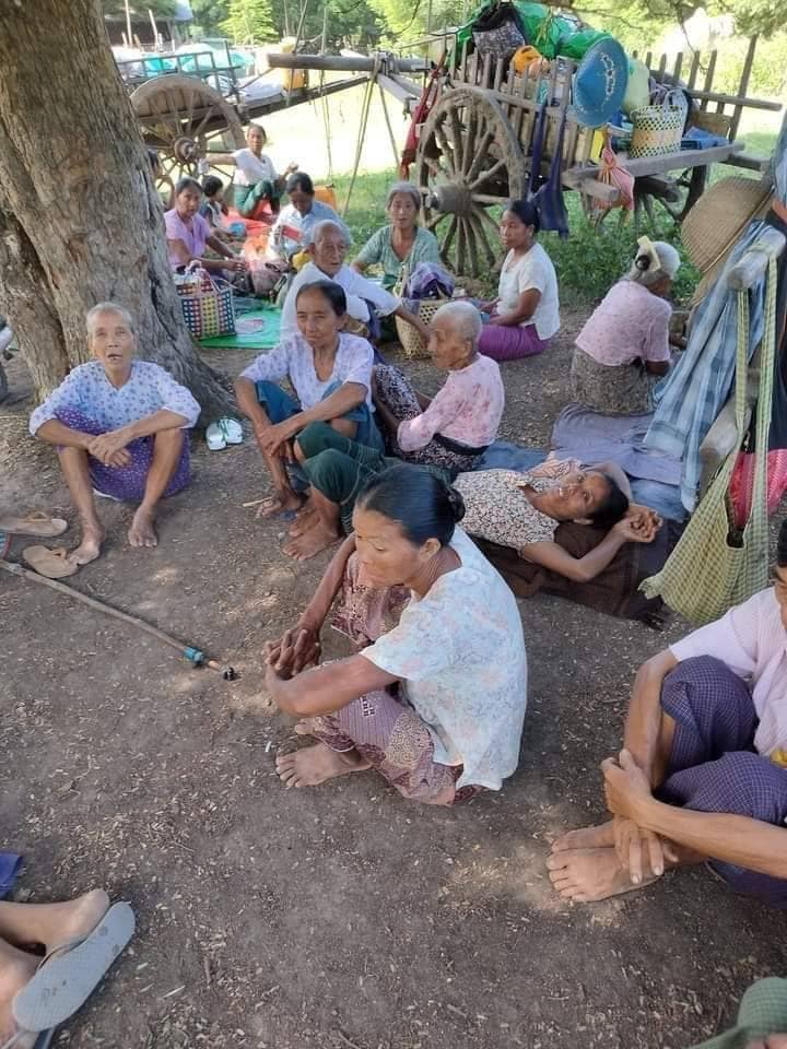 (ဘုတလင်မြို့နယ်က စစ်ရှောင်ပြည်သူများအား တွေ့ရစဥ်။ဓာတ်ပုံ-S&C)