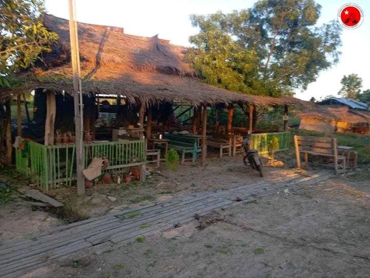 (လေကြောင်းတိုက်ခိုက်ခံရ၍ ပျက်စီးခဲ့သော နေအိမ်များအား တွေ့ရစဥ်။ဓာတ်ပုံ-ကျွန်းလှ ကန့်ဘလူ တက်ကြွလှုပ်ရှားသူများအဖွဲ့ -ကန့်ဘလူခရိုင်)
