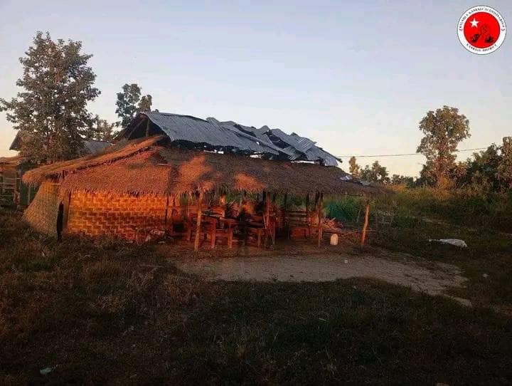 (လေကြောင်းတိုက်ခိုက်ခံရ၍ ပျက်စီးခဲ့သော နေအိမ်များအား တွေ့ရစဥ်။ဓာတ်ပုံ-ကျွန်းလှ ကန့်ဘလူ တက်ကြွလှုပ်ရှားသူများအဖွဲ့ -ကန့်ဘလူခရိုင်)