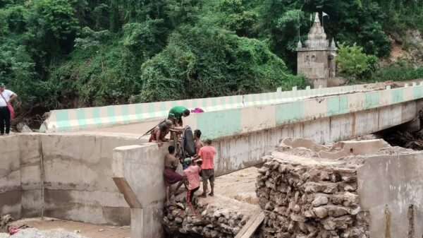 (ရေဘေးကြောင့် ပျက်စီးသွားသည့် ပွန်ချောင်းတံတားကို ပအိုဝ်းအမျိုးသားလွတ်မြောက်ရေးအဖွဲ့ချုပ် PNLO/PNLAက ပြန်လည်တည်ဆောက်နေသည်ကို ပြီးခဲ့သည့် စက်တင်ဘာက တွေ့ရစဉ်။ ဓာတ်ပုံ - PNLA)